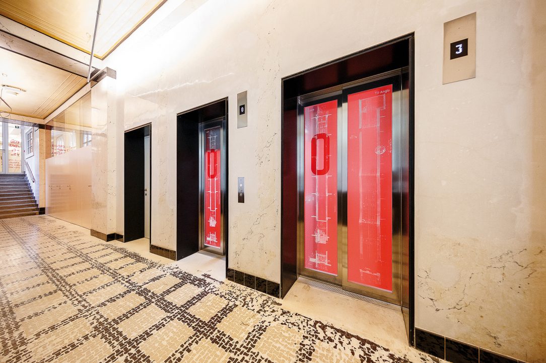 Na výtahové dveře navrhli architekti grafiku vycházející z archivní dokumentace k původním výtahům