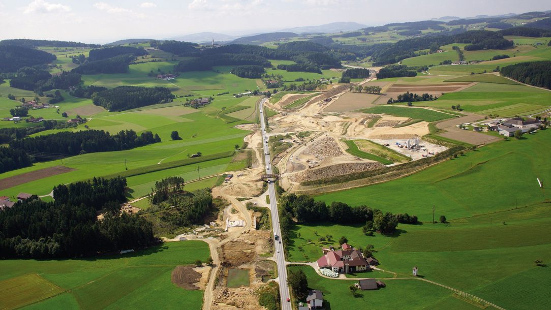 Rychlostní silnice S 10 dlouhá 22 km propojuje hornorakouskou centrální oblast a jižní Čechy. foto Helipix
