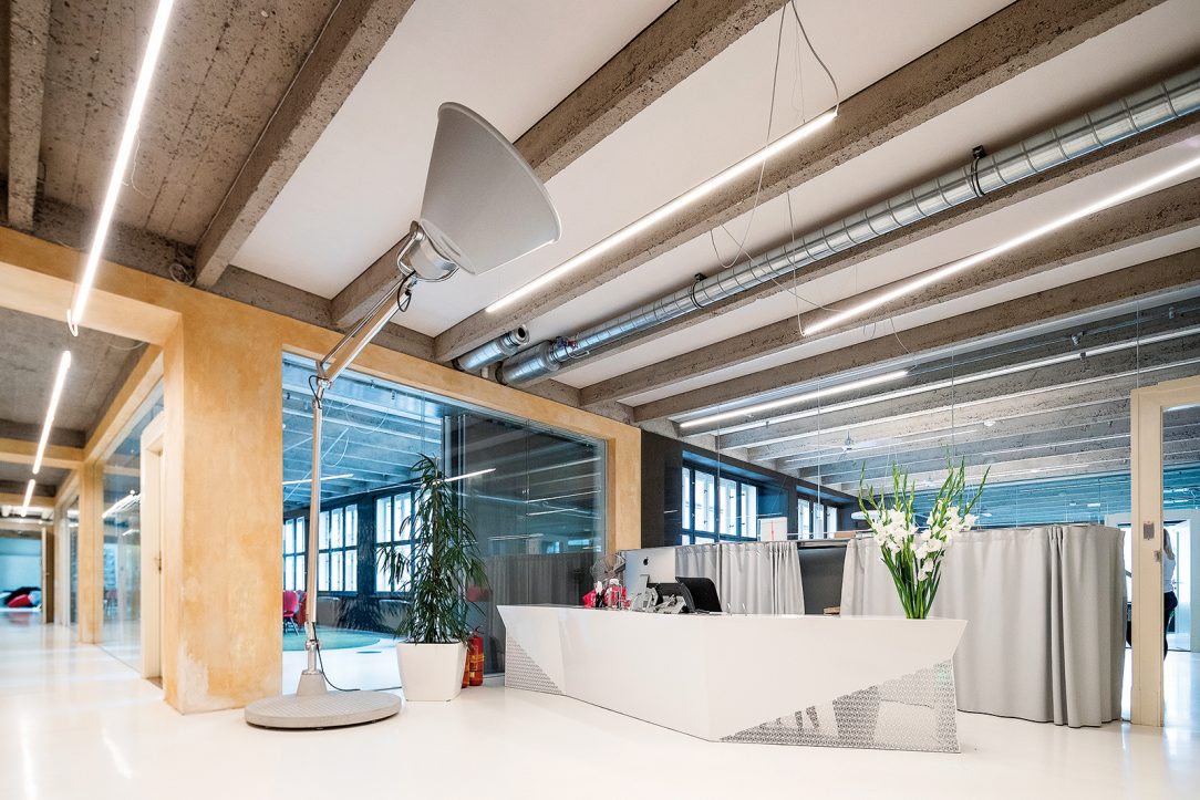 Ve všech kancelářských prostorech se nachází obnažené betonové plochy nosných prvků