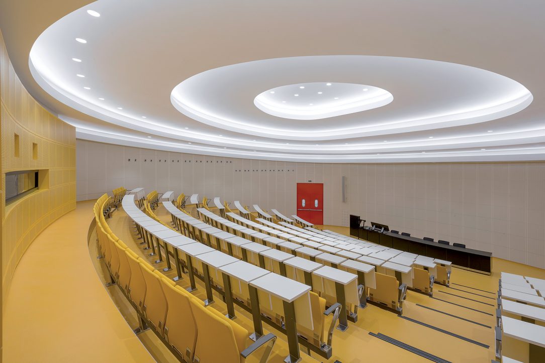 Velká aula pojme 240 posluchačů Velká aula pojme 240 posluchačů