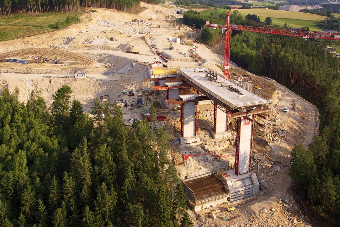 Základy a pilíře mostu Feldaisttalbrücke Freistadt Nord (foto: Helipix)