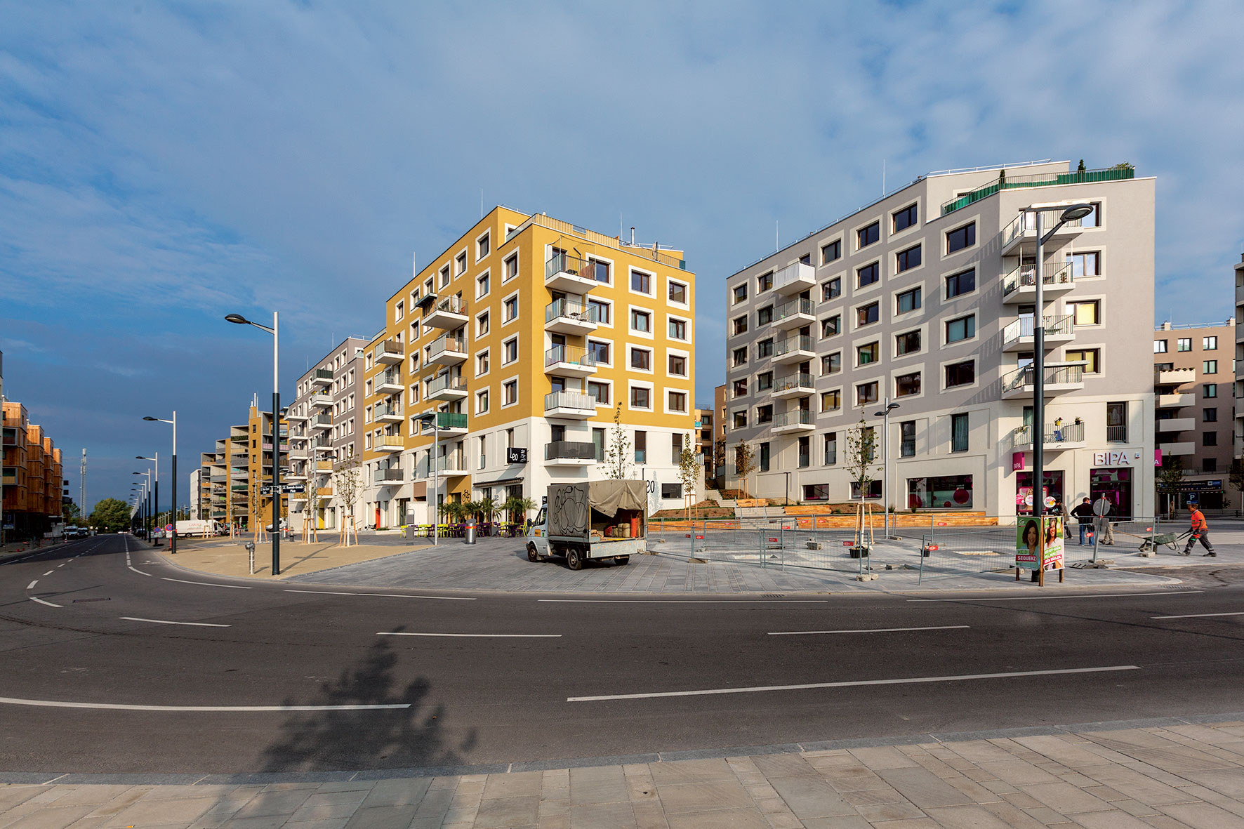 Spolupráce týmu společnosti Arge DELTA jako generálního projektanta s architektonickou kanceláří AllesWirdGut přinesla na stavební parcele D9 pět objektů se sto sedmdesáti byty a sedmi obchody.