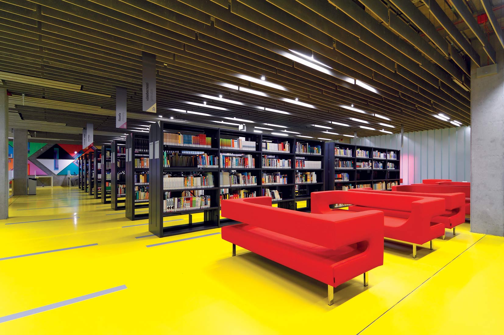 Interiér knihovny nabízí místo pro studium i setkání.