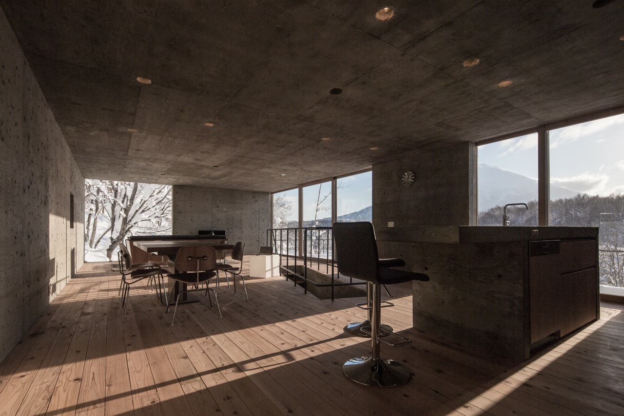 Pohledový beton svým vzhledem koresponduje s dřevěnou podlahou.