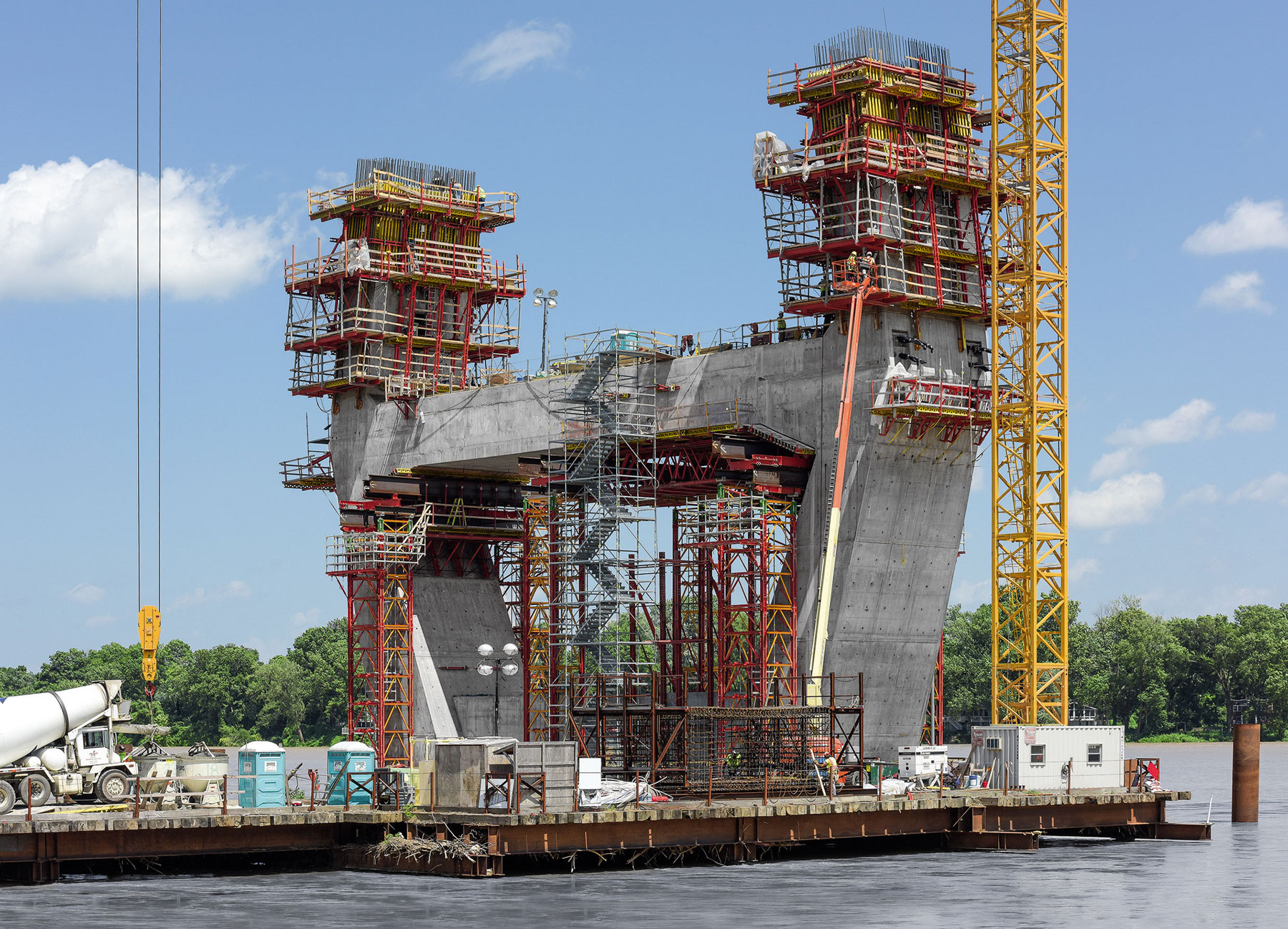 Pro zavěšený most přes řeku Ohio byly zhotoveny dva masivní pylony s výškou cca 90 m a neobvyklým tvarem. PERI dodala celkové řešení pro bednění a lešení, doprovázené stálou technickou podporou přímo na stavbě.