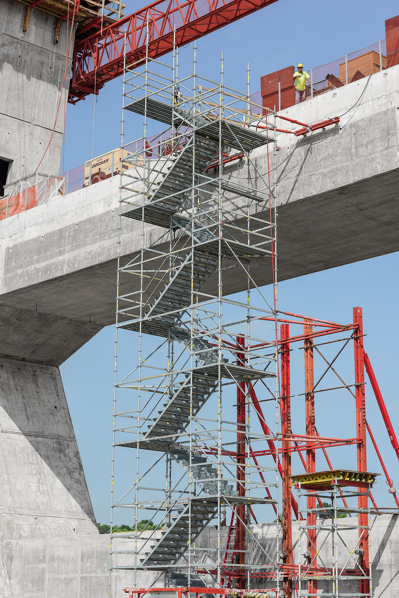 Schodišťové věže PERI UP nabízely v průběhu výstavby bezpečné přístupy ke všem pracovištím.
