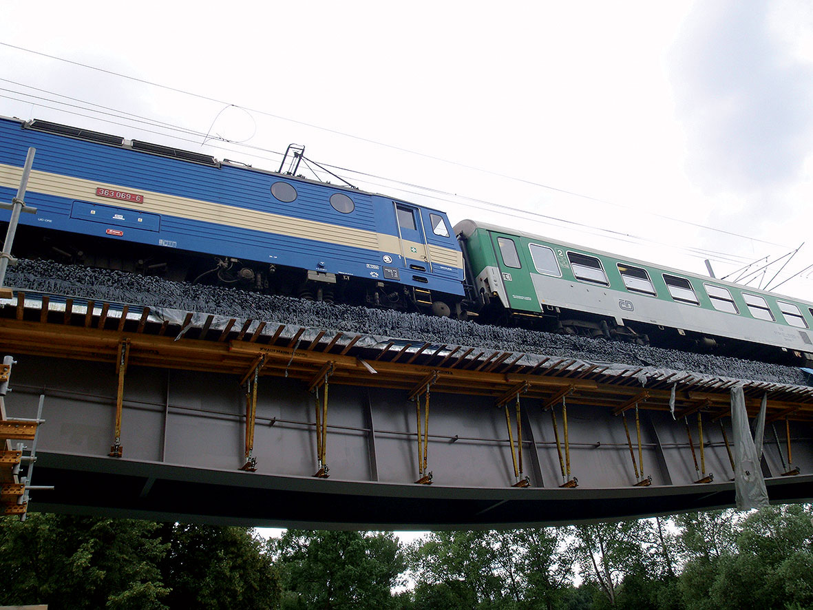 Obr. 7 Průjezd vlaku po zpevněném kolejovém loži mostu