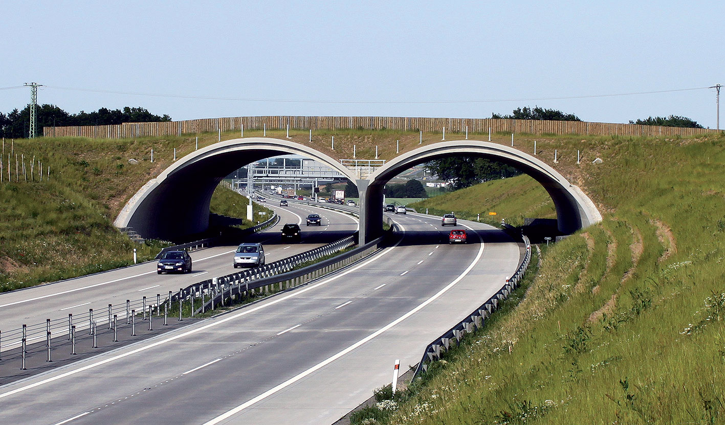Obr. 2 Prefabrikovaný zelený most na pražském obchvatu D0 v km 2,486