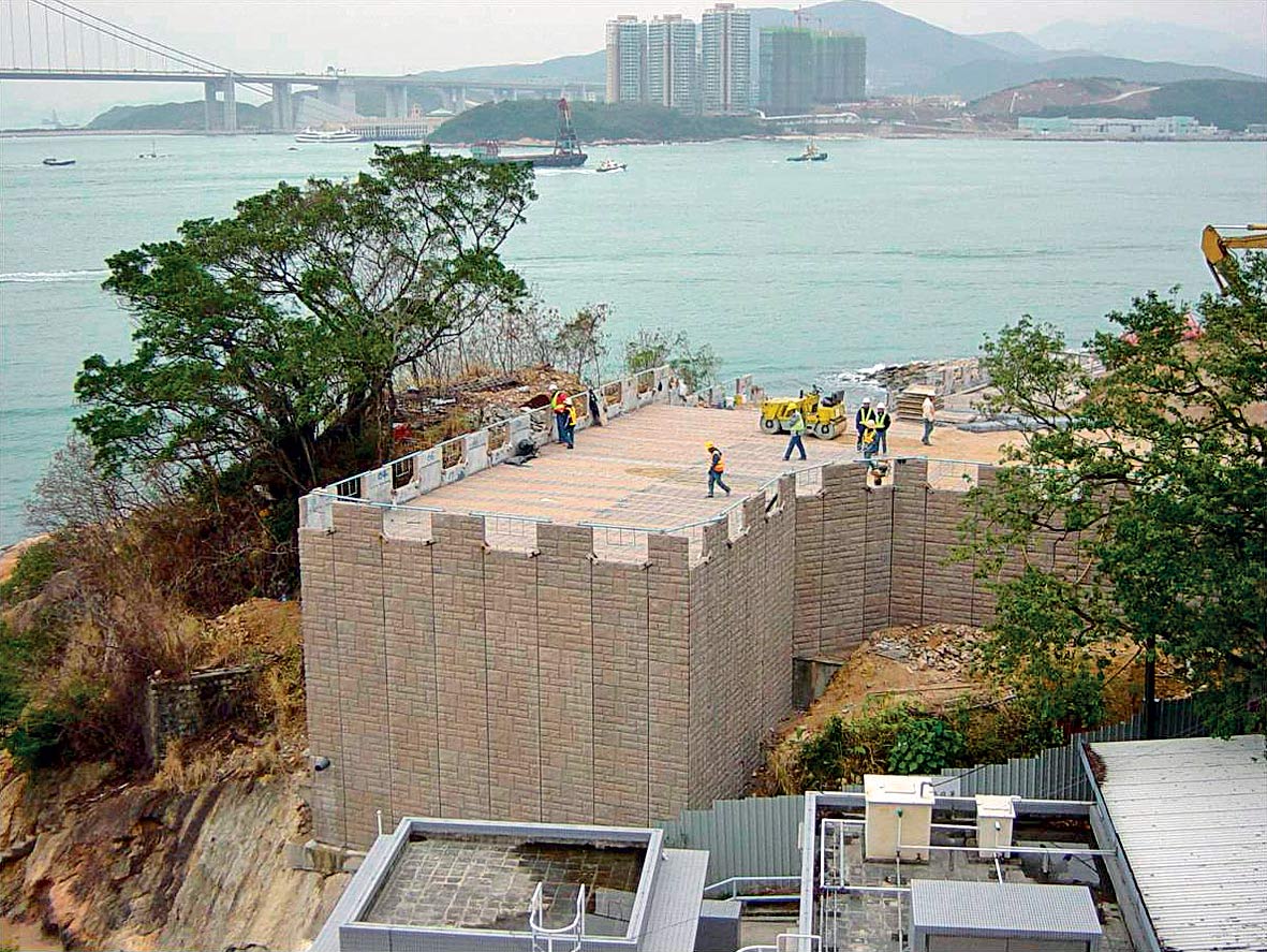 Obr. 3  Instalace opěry v Hong Kongu