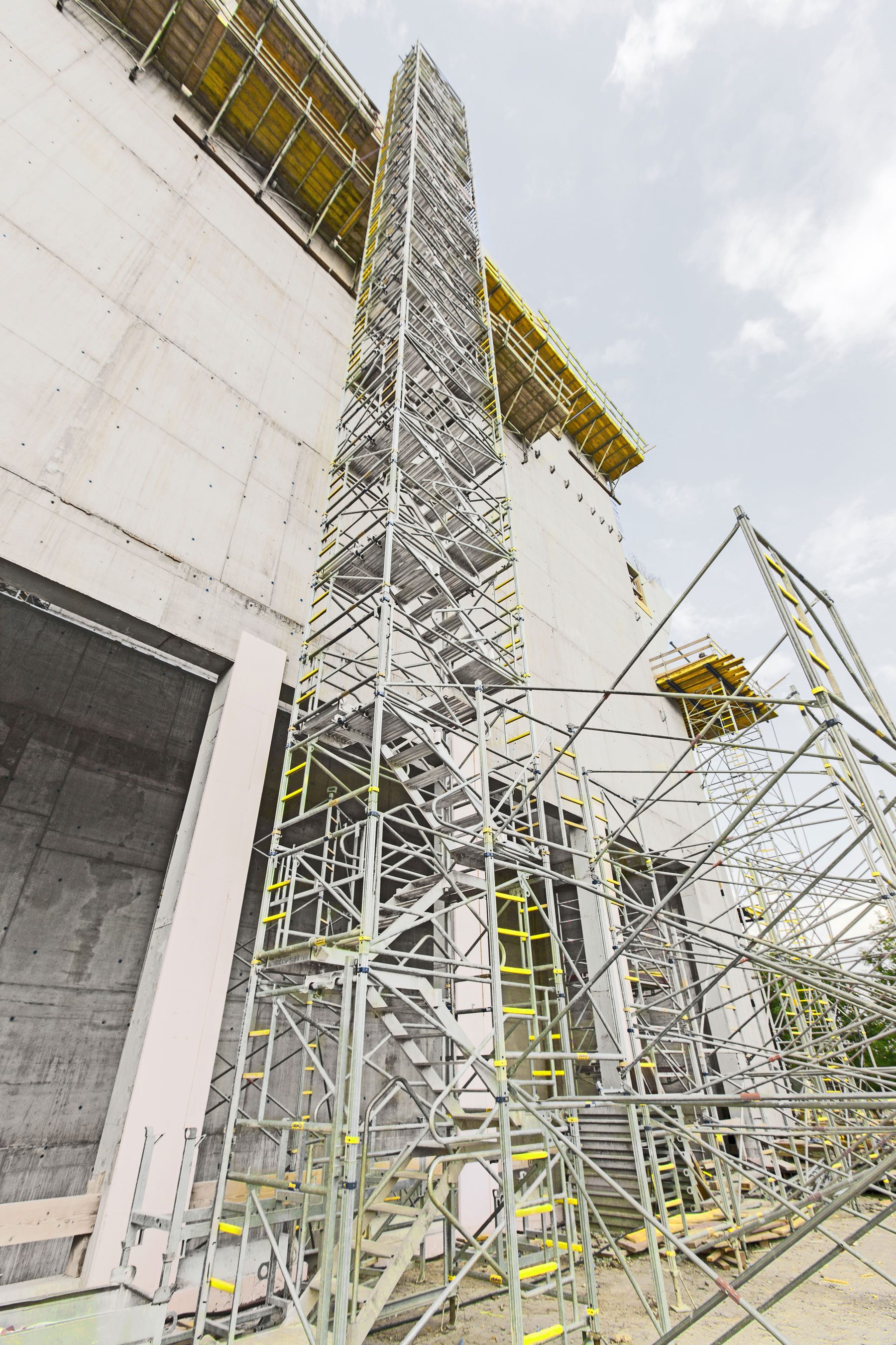 Pohodlné a stabilní výstupy i do těch nejvyšších výšek zajistí schodišťové věže, práci na bednění pak stabilní pracovní plošiny.