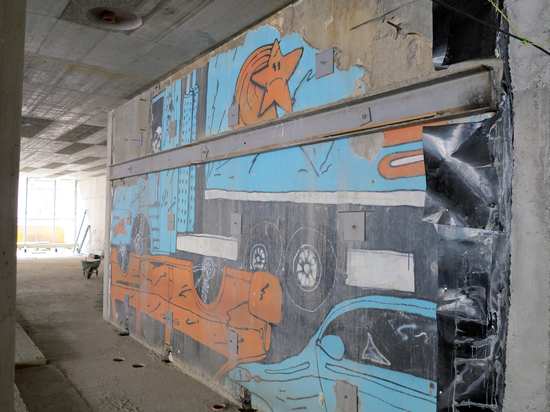 Přiznané graffiti z původní čelní strany budovy budou zdobit budoucí interiér