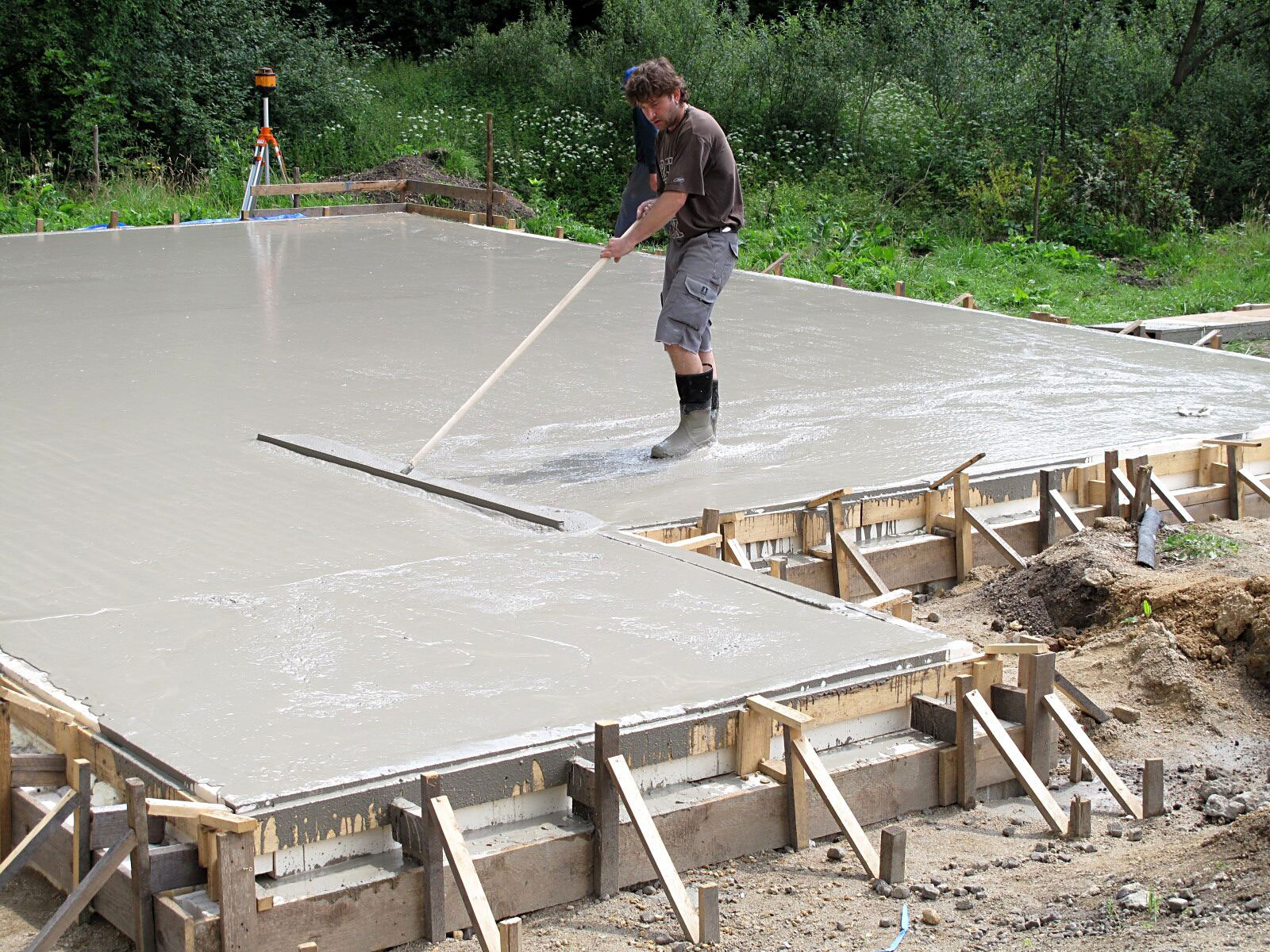 Lehce zhutnitelný beton vyžaduje jen minimální vibrování, povrch je ale třeba urovnat.