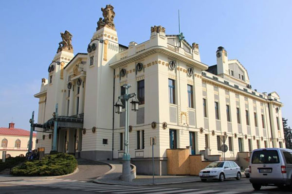Unikátní vlastnosti fasádního nátěru se samočisticí funkcí byly využity například na rekonstrukci pláště budovy Městského divadla v Mladé Boleslavi, přestože byl objekt zateplován.