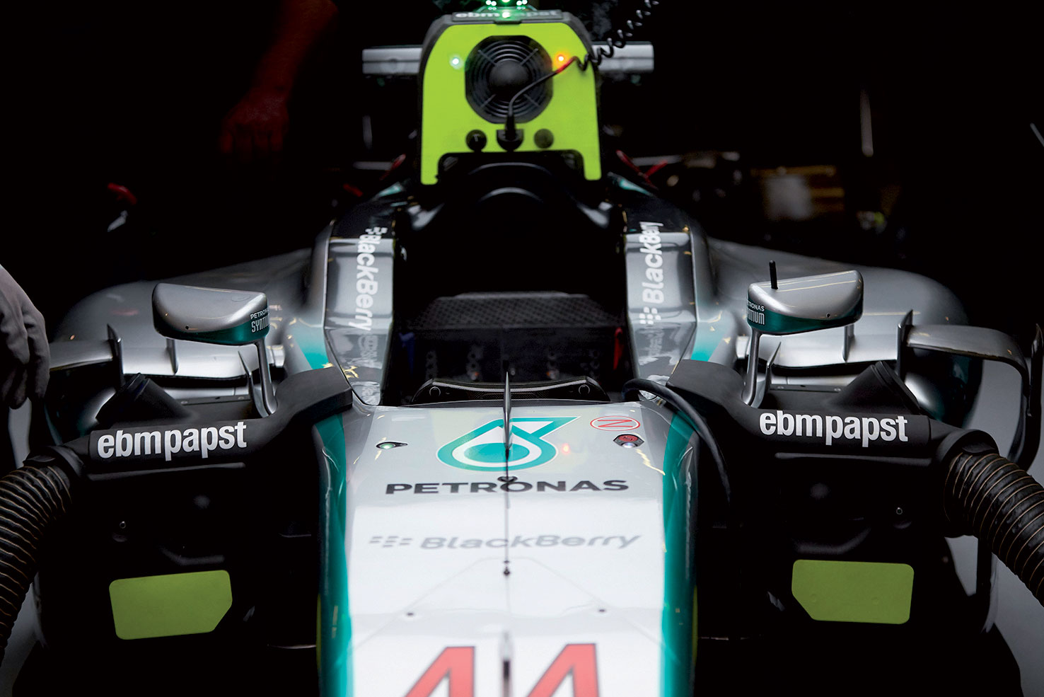Jedinečné řešení přídavného chlazení pro hybridní závodní vozy F1 Mercedes AMG Petronas F1 W05.