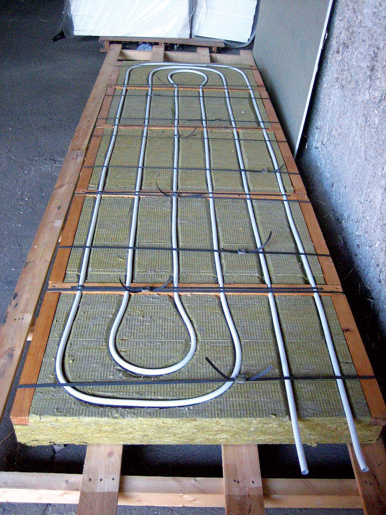Obr. 5 Prototyp ITAP panelu – nosný rám – minerální vlna, rozměry 2 000 × 1 000 × 100 mm (teplonosná látka voda)