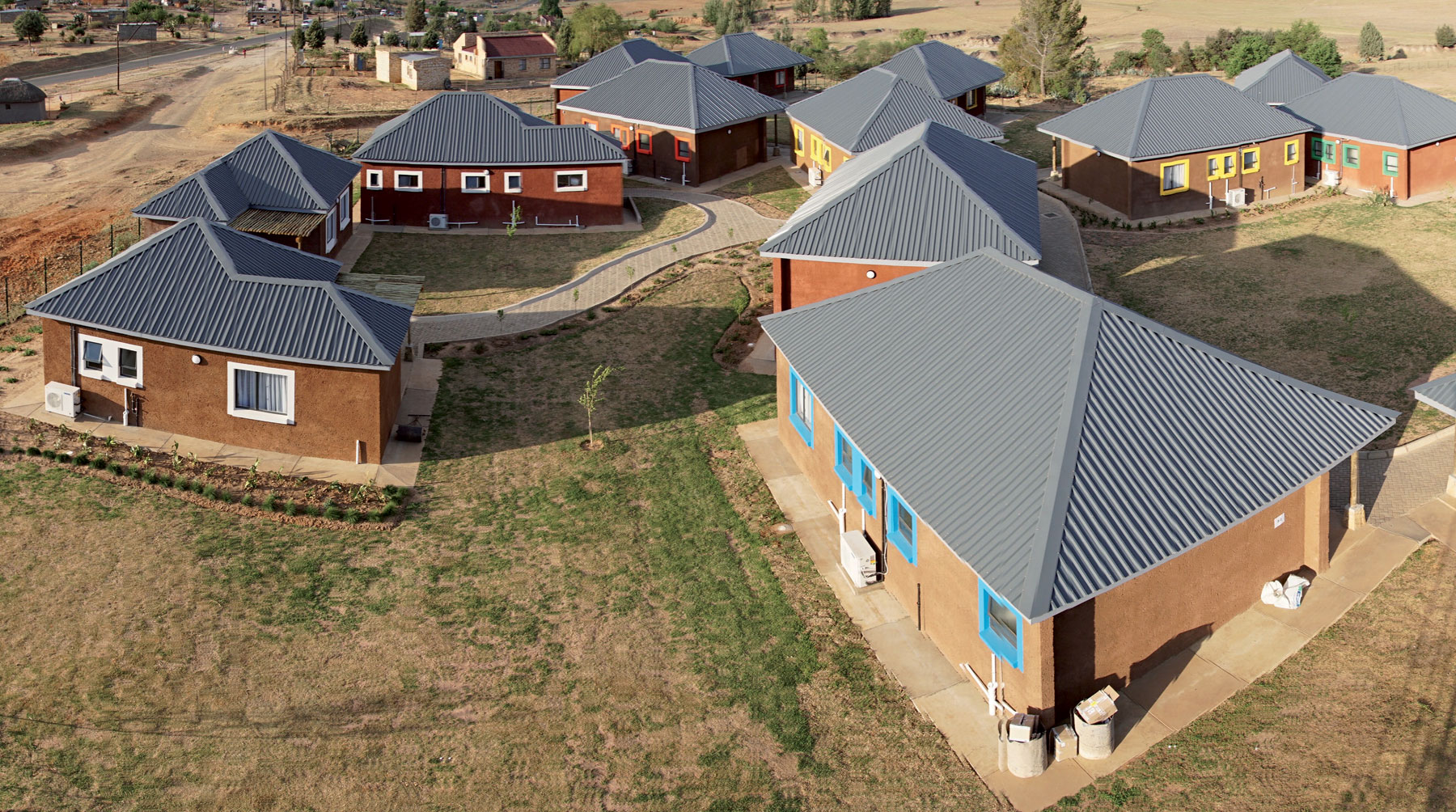 Obr. 4 Vesničku v Lesothu zásobuje elektřinou Savebox M − akumuluje energii z fotovoltaiky a vyrovnává výpadky nestabilní distribuční sítě.