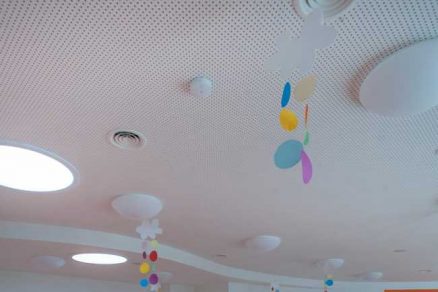Knauf Cleaneo s přímým kulatým děrováním se uplatnilo ve stropních podhledech hrací i odpočinkové zóny mateřské školky v Praze