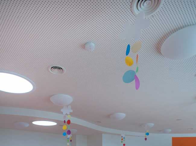 Knauf Cleaneo s přímým kulatým děrováním se uplatnilo ve stropních podhledech hrací i odpočinkové zóny mateřské školky v Praze