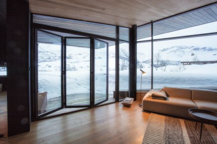 Vysoce izolované prosklené fasády Schüco FW 50.SI a dveřní systémy si poradily s chladným norským regionem.