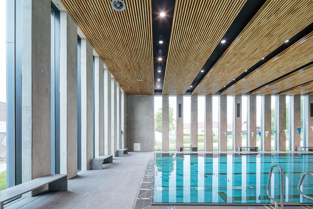Ladně minimalistický interiér bazénu