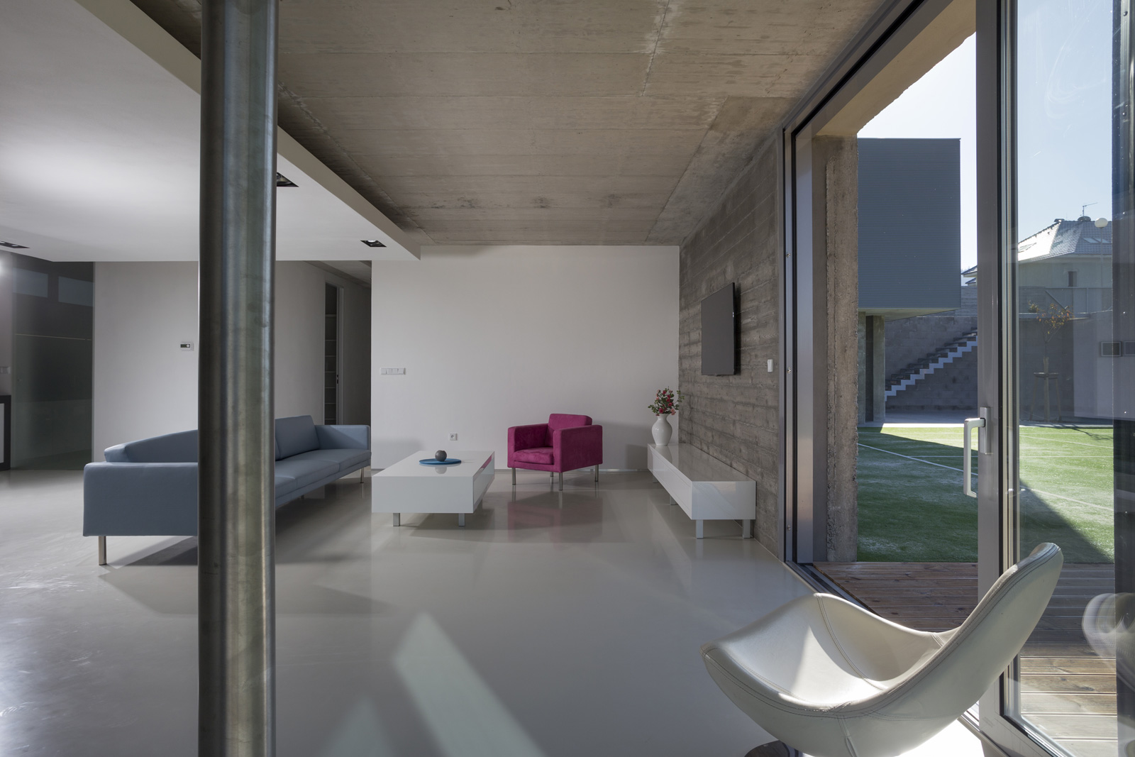 Minimalisticky laděný interiér v betonovém kvádru