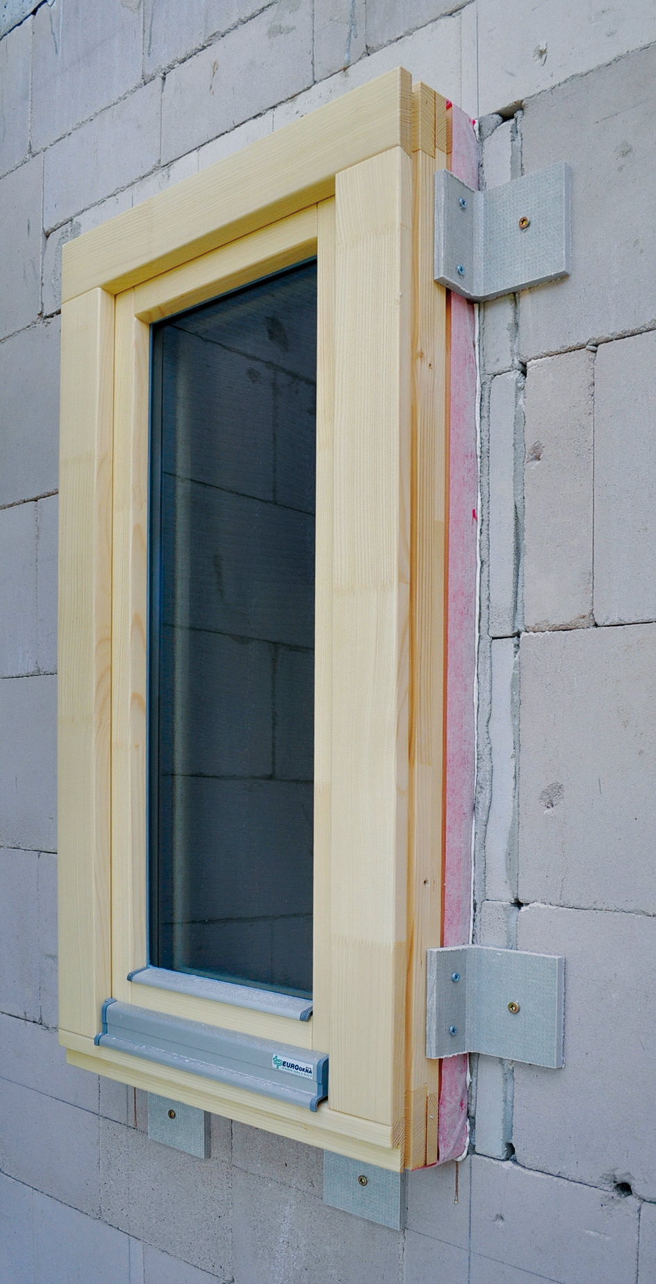 Obr. 15 Dřevěné jednoduché okno s trojsklem je osazeno pomocí kompozitních úhelníků 1