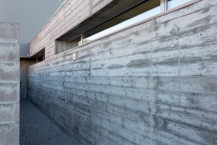 Obvodová stěna je realizována jako sendvič s vnější a vnitřní betonovou pohledovou vrstvou a tepelnou izolací uprostřed.