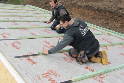 Střecha je zajištěna pojistnou hydroizolací únosnost konstrukci dodají kontralatě připevněné dvouzávitovými šrouby.