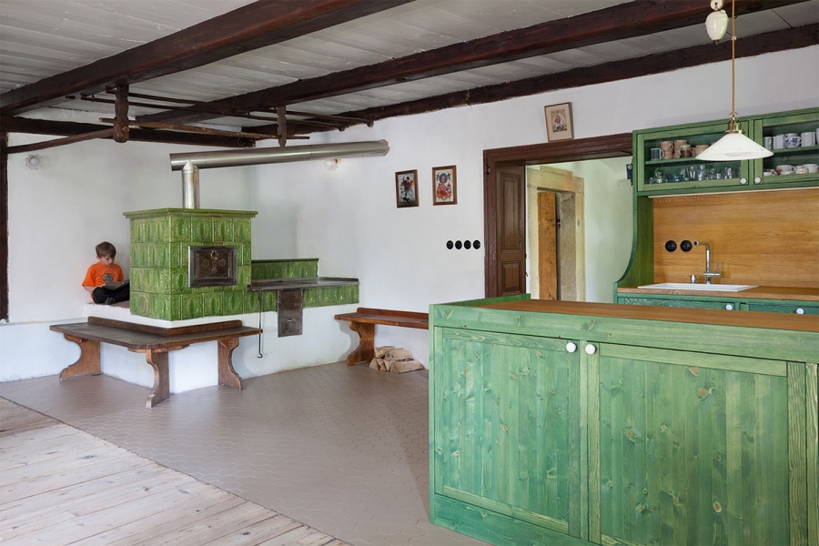 V interiéru proběhla rekonstrukce koupelny s komorou a modernizace a rozšíření kuchyně.