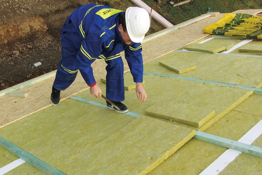 Vlastní pokládka probíhá střídáním výplňových desek minerální izolace a montážních hranolů.