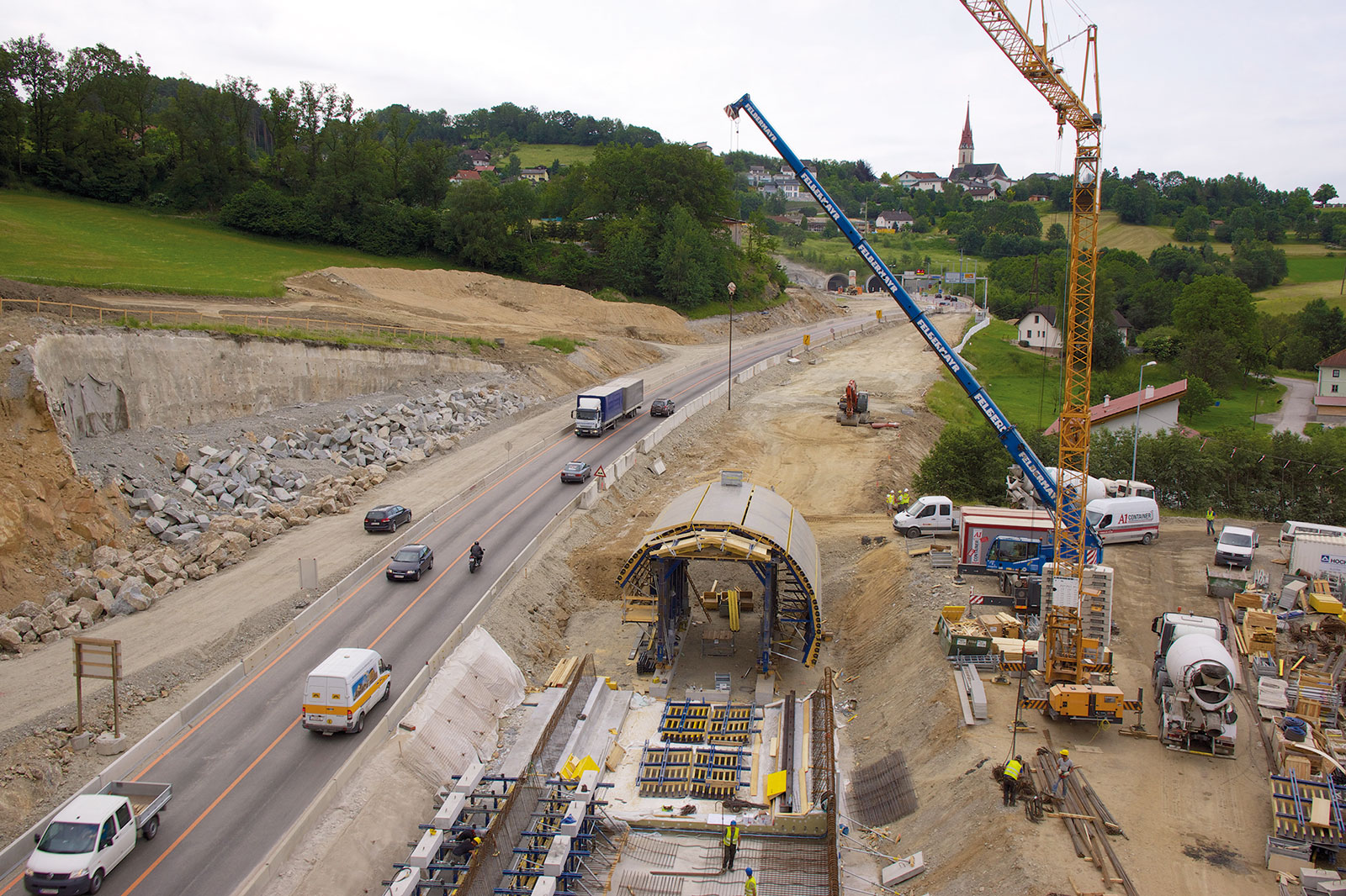 Vysoké hospodárnosti a flexibility betonáže je dosahováno díky stavebnicovému systému bednění tunelu. foto Helipix
