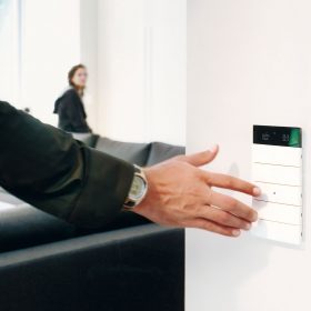 Nástěnný ovladač inteligentního systému KNX od společnosti Hager