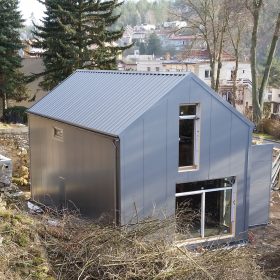V porovnání s dřevostavbami které se dnes často staví v pasivním standardu je pasivní rodinný dům díky lehké ocelové nosné konstrukci Lindab Construline trvanlivější a odolnější