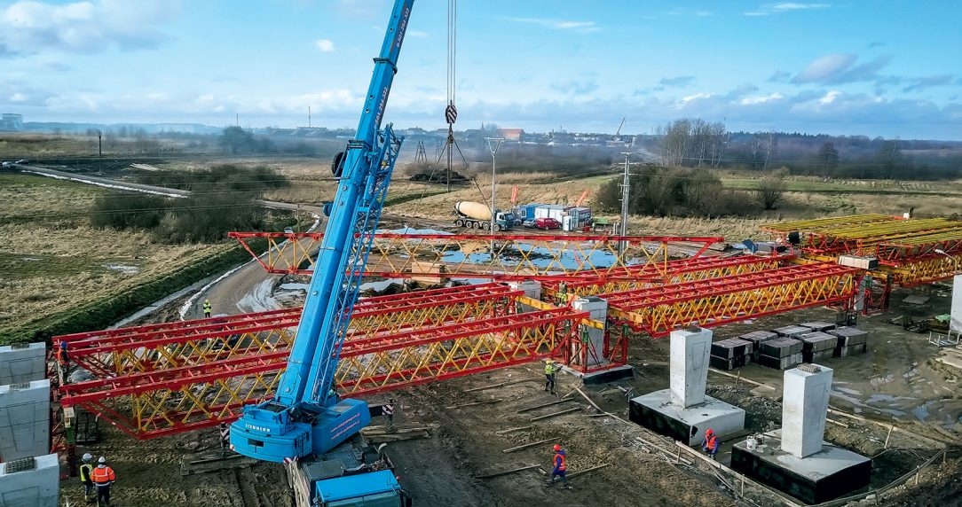 Pro stavbu mostu na M8 připravilo technické oddělení PERI řešení podpěrné konstrukce a bednění. Podpěrné lešení vytvořené z příhradových nosníků VRB a podpěrných věží VST odvádělo přes velké rozpětí vysoké zatížení bezpečně do základů.