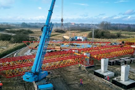 Pro stavbu mostu na M8 připravilo technické oddělení PERI řešení podpěrné konstrukce a bednění. Podpěrné lešení vytvořené z příhradových nosníků VRB a podpěrných věží VST odvádělo přes velké rozpětí vysoké zatížení bezpečně do základů.