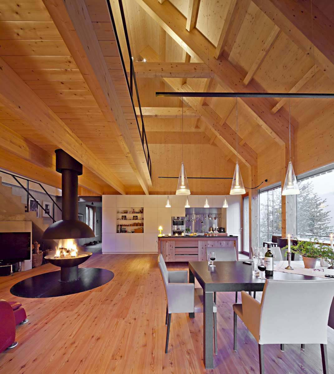 Celkové řešení interiéru je designově úzce spojeno s provedením fasády z modřínového dřeva