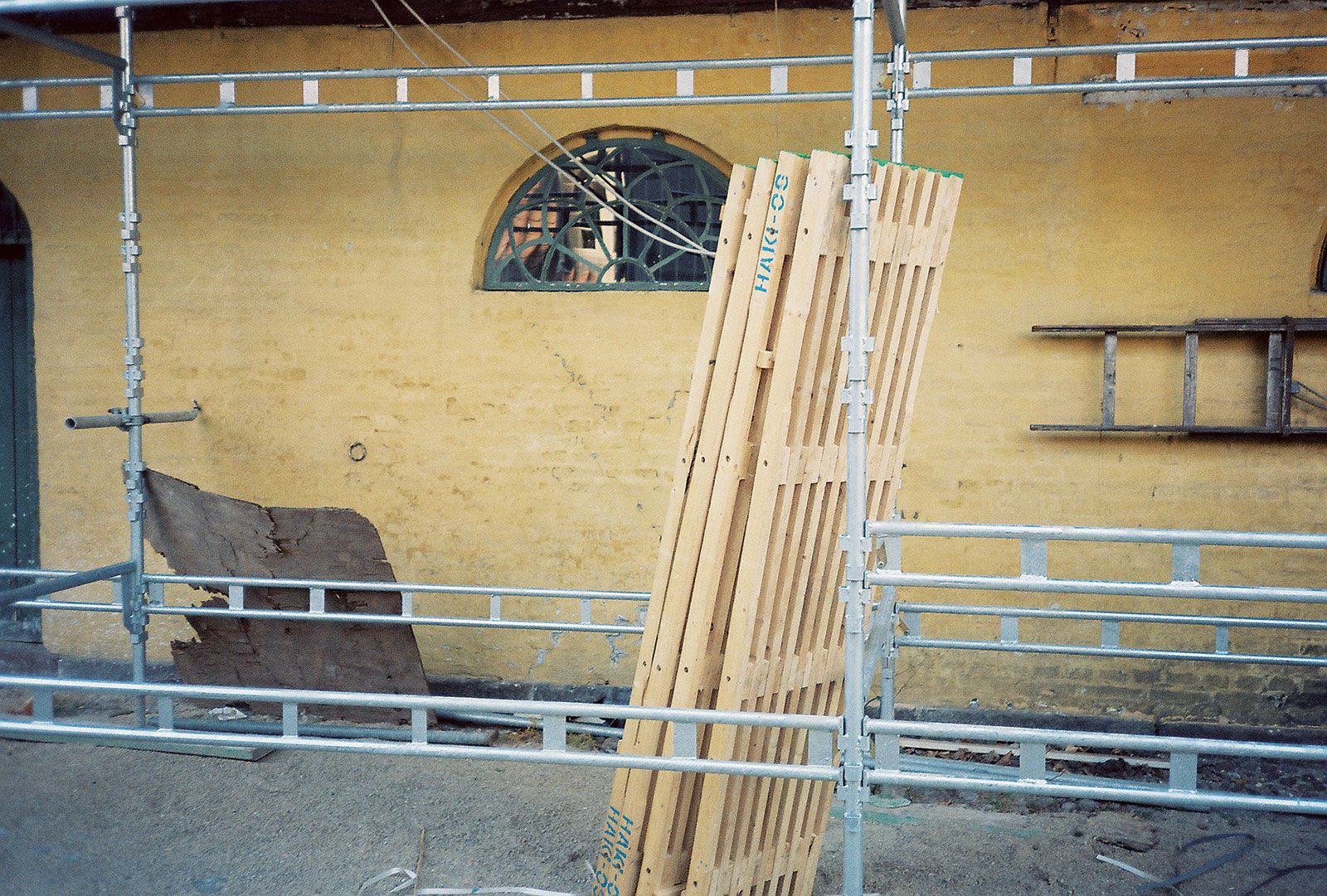 Dřevěné podlážky připravené k instalaci do lešení