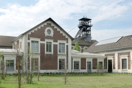 Důlní budova s těžní věží