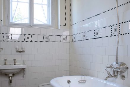 Zachovala se originální koupelna včetně původní vany a části obkladů
