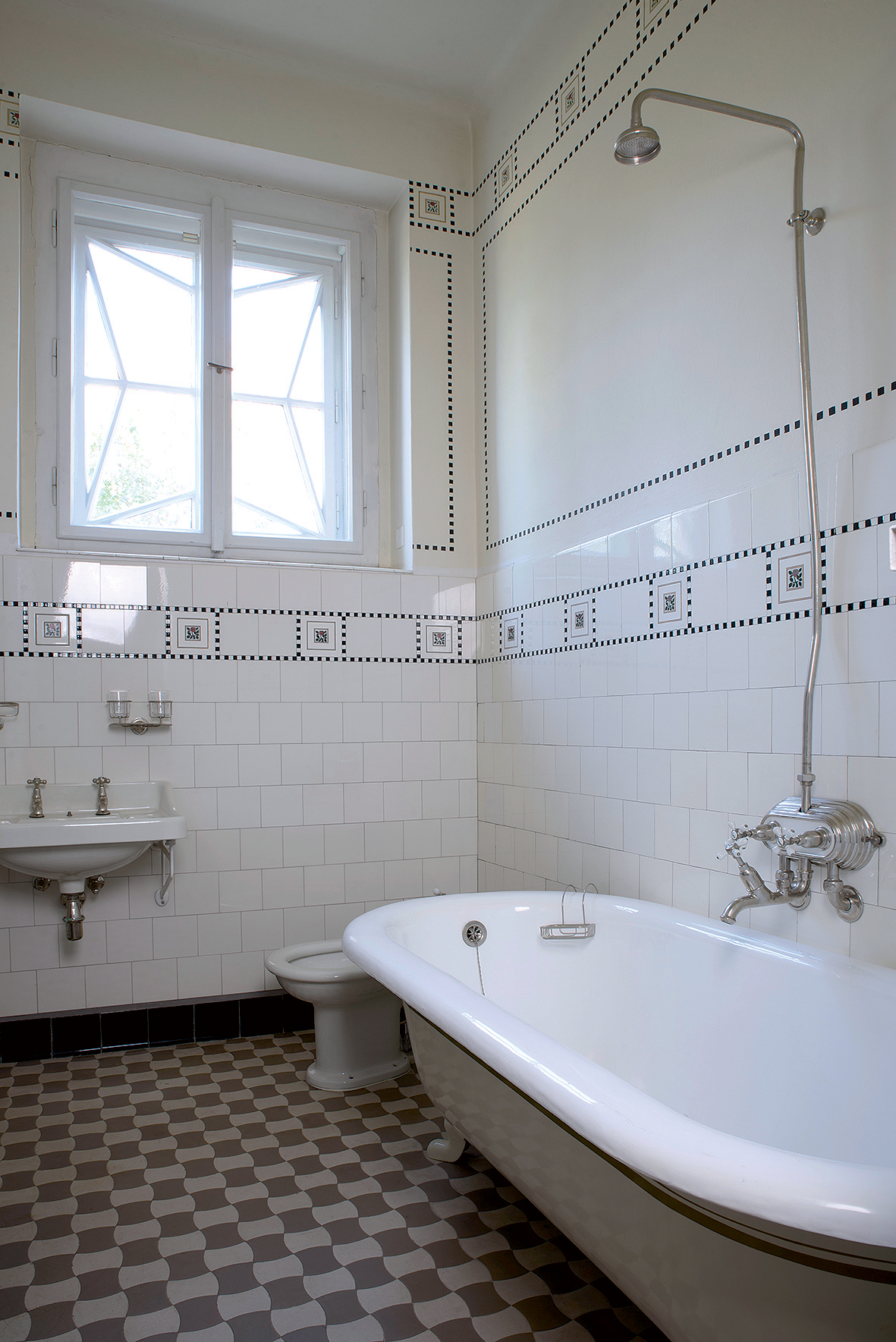 Zachovala se originální koupelna včetně původní vany a části obkladů