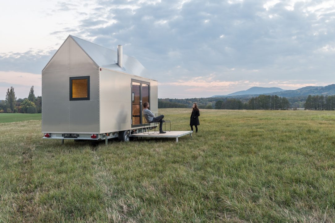 Hliníkový design domku na kolech Mobile Hut si řekl o tepelně izolované hliníkové okenní profily Schüco AWS 50 s pohledovou šířkou pouze 40 mm (vyklápěné ven) a dveře Schüco ADS 50 s dvojitým bezpečnostním sklem.