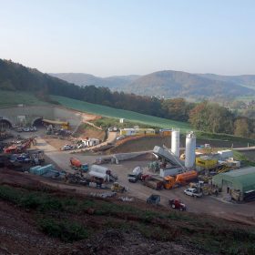 Obr. 2 Zařízení staveniště na severním portálu (zdroj: ARGE Tunel Spitzenberg + trasa BA2)