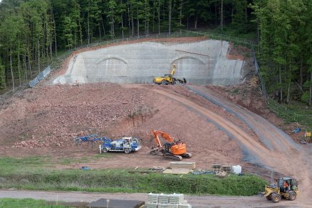 Obr. 3 Výstavba jižního portálu (zdroj: ARGE Tunel Spitzenberg + trasa BA2)