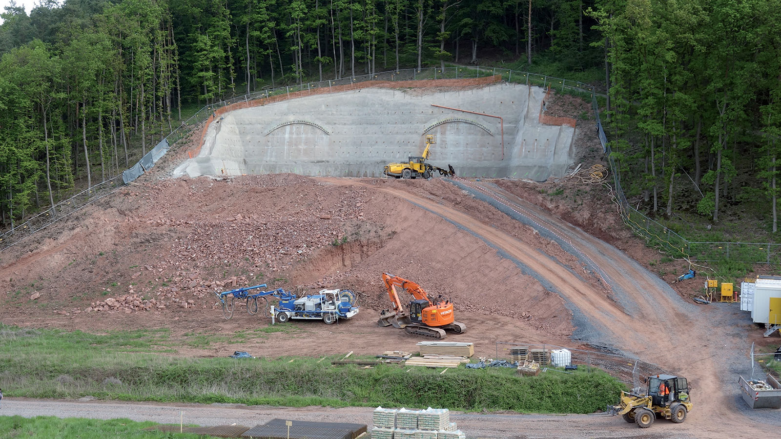 Obr. 3  Výstavba jižního portálu (zdroj: ARGE Tunel Spitzenberg + trasa BA2)