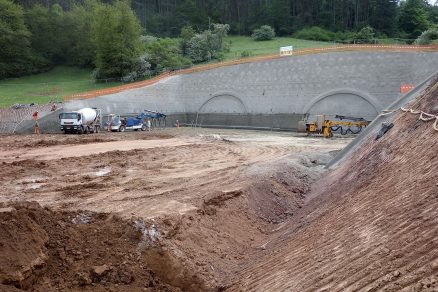 Obr. 4 Výstavba severního portálu (zdroj: ARGE Tunel Spitzenberg + trasa BA2)