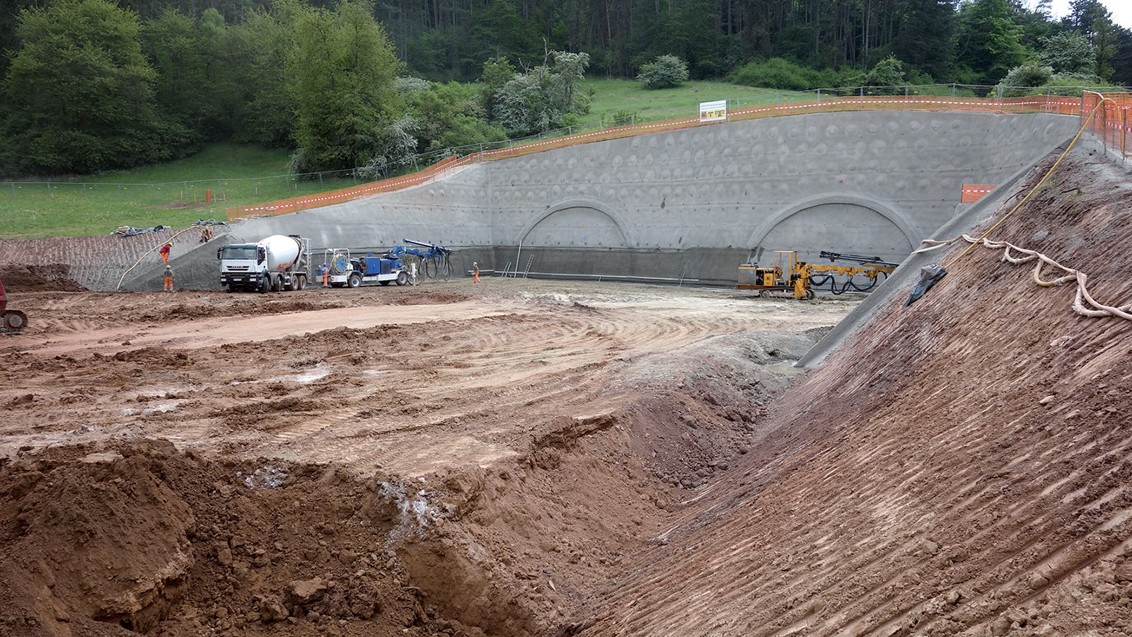 Obr. 4 Výstavba severního portálu (zdroj: ARGE Tunel Spitzenberg + trasa BA2)