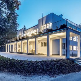 Pavilon je navržen jako kompozice tří hmot řazených za sebe
