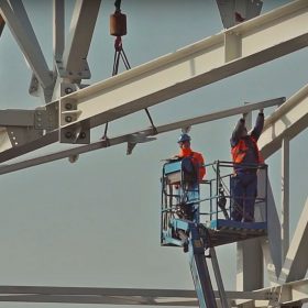 Výstavba velkorozponového ocelového skeletu hangáru