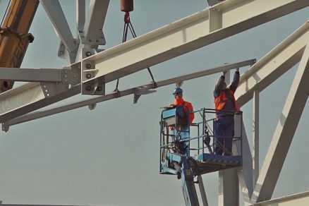 Výstavba velkorozponového ocelového skeletu hangáru