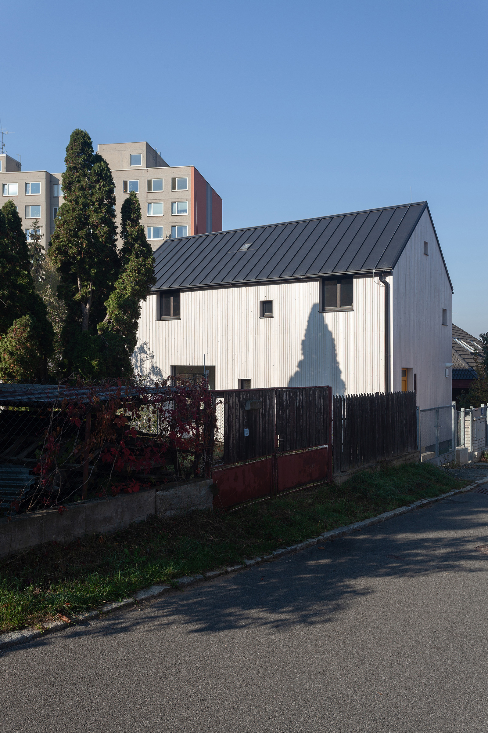 Zdánlivě obyčejná stavba se sedlovou střechou v sobě skrývá symboliku dnešní doby a spojuje fenomény dávno zapomenuté a nově objevované.